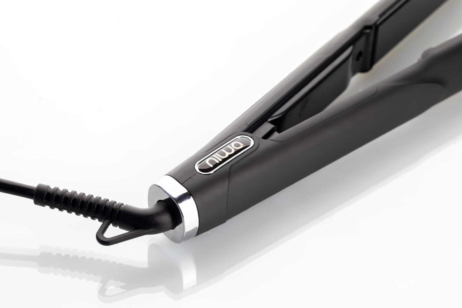 Get the NIWA Styler Black, the professional styling tool with Swiss quality, on keune.ch. With advanced Nano-Ceramic technology for smooth, shiny, and frizz-free hair.